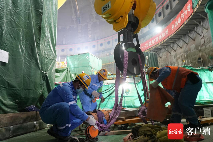 　　“玲龙一号”施工现场，工人们紧张作业，一派繁忙景象。记者 吴兴财 摄