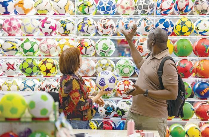 4月15日，义乌国际商贸城里，外商在选购球类等体育用品。 （视觉中国）
