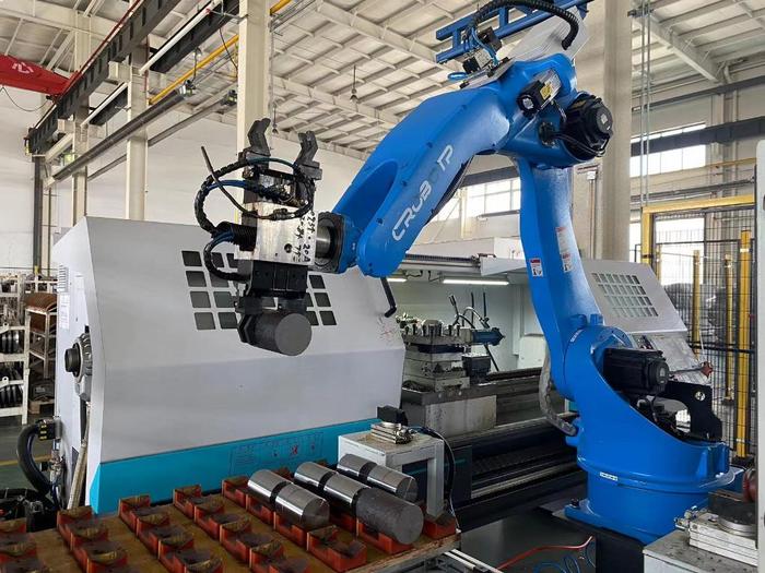   在奥瑞（天津）工业集团股份有限公司，配重轴自动加工设备正在抓取零部件。新华社记者 尹思源 摄
