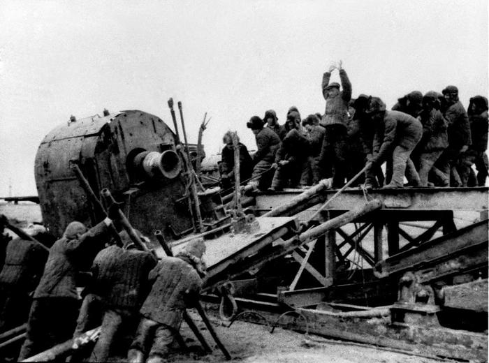 王进喜和工人们一起把5吨多重的绞车拉上2米多高的钻台。