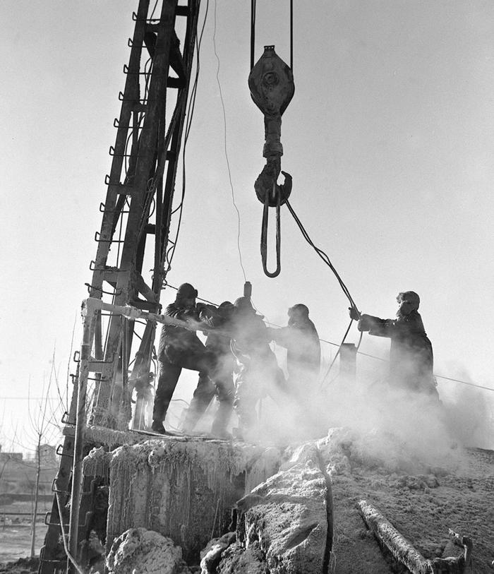 20世纪七十年代，大庆油田钻井工人在严冬里进行作业。