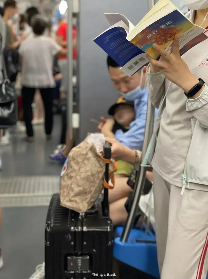 谁说都在刷手机?2700个瞬间,记录北京地铁读书人