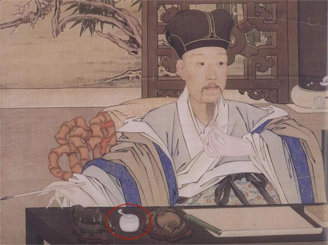 △《弘历古装坐像》，书桌上的便是一件水盂。