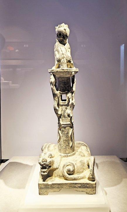 3月20日，冀州博物馆内的黑石熨斗架（仿）。  河北日报记者 史晓多摄