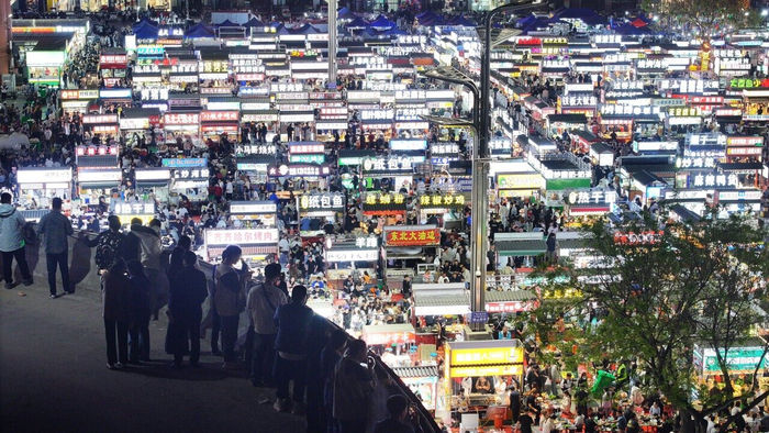 4月16日，夜幕下的正定小商品夜市烟火气十足。 河北日报记者史晟全摄