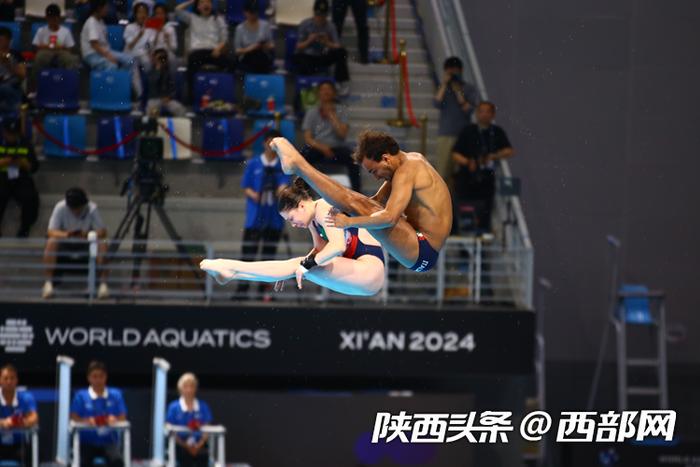 跳水世界杯混合团体决赛中国队摘金。