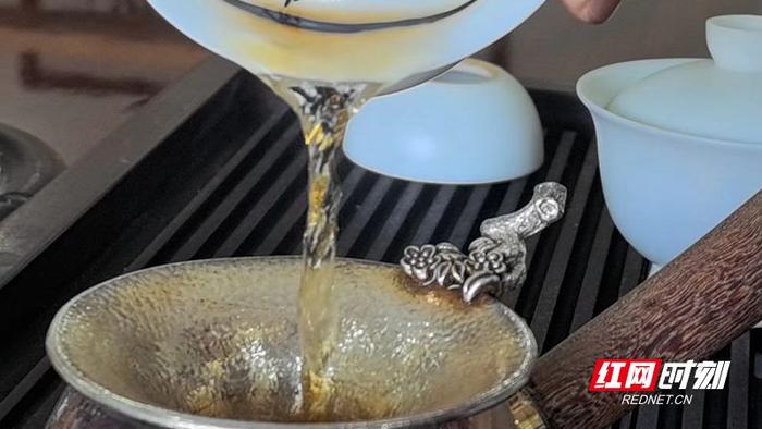 当热水注入茶壶，茶叶在水中舒展开来，茶香在空气中弥漫。