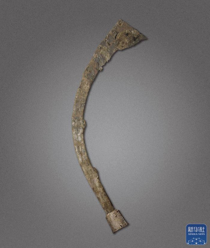 ↑上海福泉山遗址出土的象牙权杖（资料照片）。新华社发（上海博物馆供图）