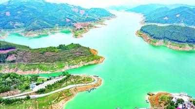 横跨黔桂滇三省（区）的万峰湖，风景如画。新华社发