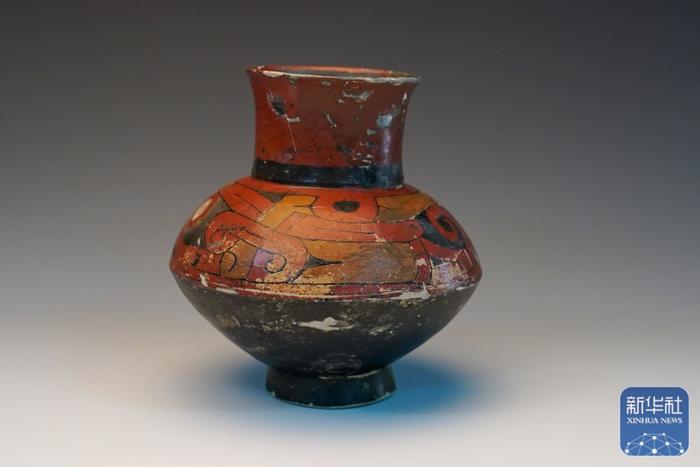 ↑这是2024年4月8日拍摄的出土于寺墩遗址的崧泽文化彩陶壶。新华社记者 李博 摄