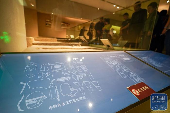 ↑游客在南京博物院内参观寺墩遗址良渚文化陶器展品（2024年4月9日摄）。新华社记者 李博 摄