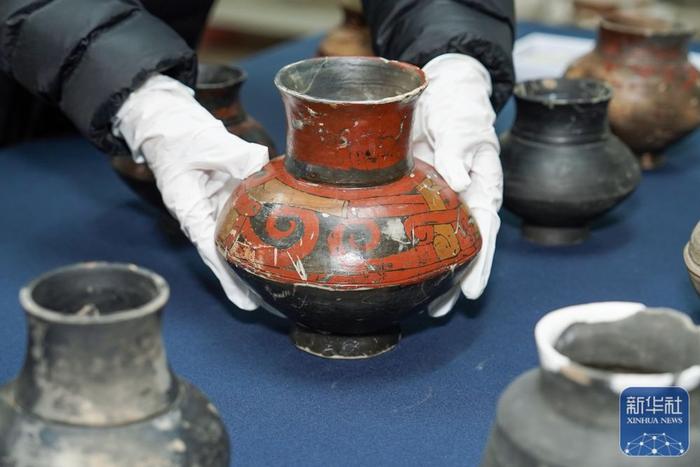 ↑南京博物院寺墩考古工作站的工作人员在整理崧泽文化彩陶壶（2024年4月8日摄）。新华社记者 李博 摄