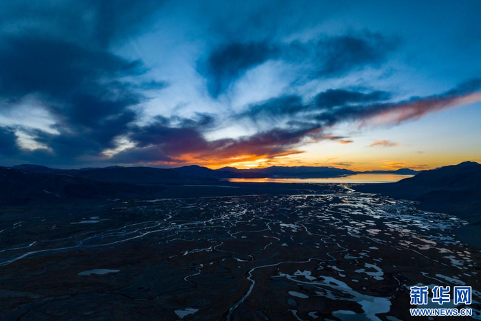 　　4月14日，傍晚从申扎县县城拍摄的色林错景致（无人机照片）。新华网 旦增努布 摄
