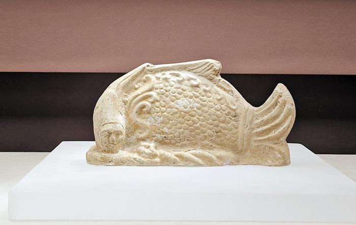 3月20日，冀州博物馆内的卧式人面鱼形陶俑。   河北日报记者 史晓多摄