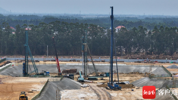 　　湘琼先进制造业共建产业园首开区内，项目如火如荼建设中。记者 李庆芳 摄