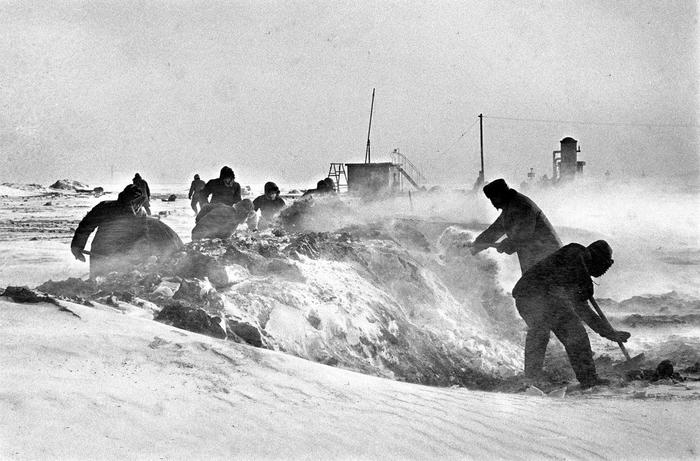1965年，大庆人破冻土，铲积雪，兴建新油井。新华社记者 李基禄 摄