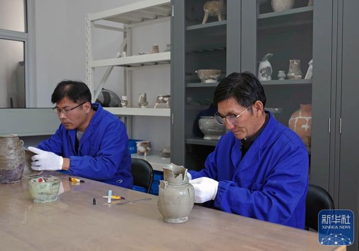 ↑2024年4月10日，工作人员在福泉山遗址考古工作站修复文物。新华社记者 刘颖 摄
