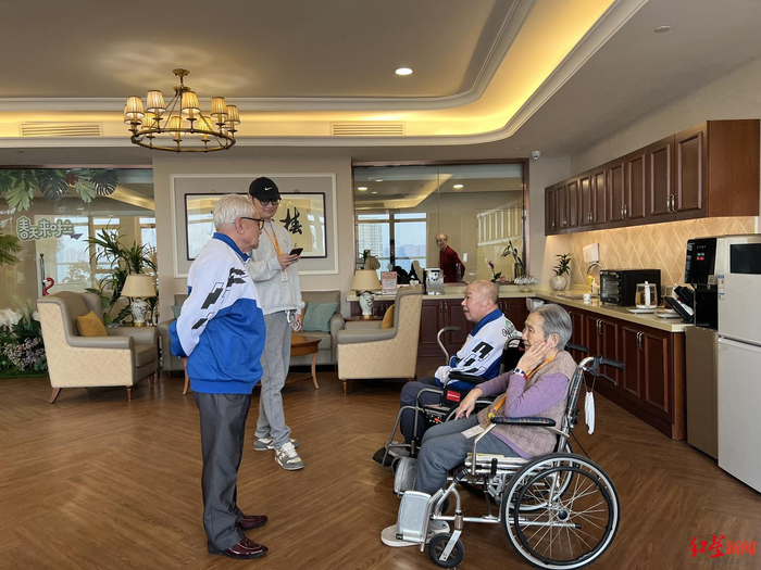 ▲拍摄前，老人们在一起聊天