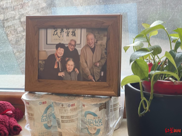 ▲“鲍勃”床头摆放着老人们的合影