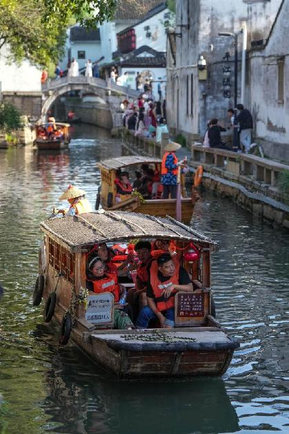 4月18日，游客在苏州平江历史文化街区游玩。新华社记者李博 摄