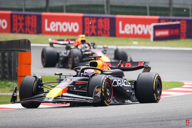 f1上海站第二个比赛日,观众玩起人浪