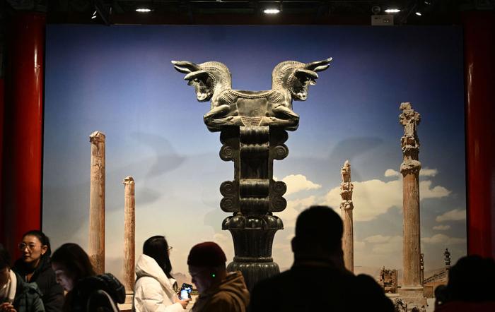 2024年1月10日，媒体记者在故宫午门东雁翅楼展厅参观“璀璨波斯——伊朗文物精华展”。新华社记者 金良快 摄