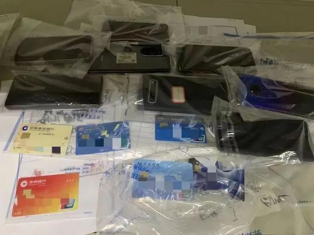 资料图：警方收缴的涉电诈案银行卡