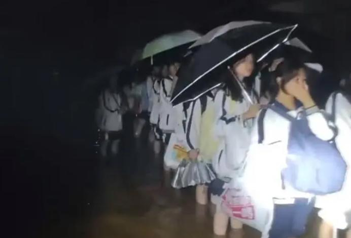 ▲20日下午，清远市阳山县一所中学发生内涝，700多名学生被安全转移 据清远消防支队