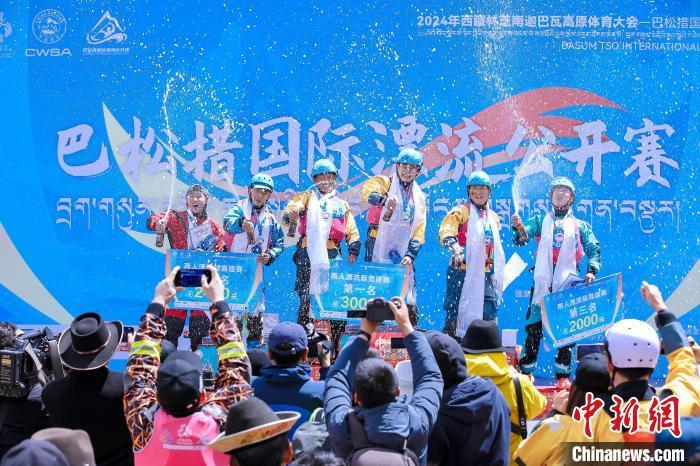 图为巴松措国际漂流公开赛现场。西藏自治区体育局供图