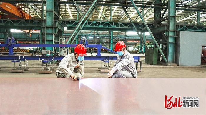 4月1日，河钢集团舞阳钢铁公司质量管理部的员工正在查看9Ni钢钢板的表面质量。 河北日报记者 李 巍摄