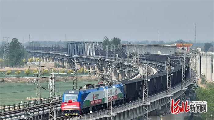 4月20日，3万吨级重载列车在朔黄铁路上，宛如一条舞动的“钢铁煤龙”。 河北日报通讯员 孙振乾摄