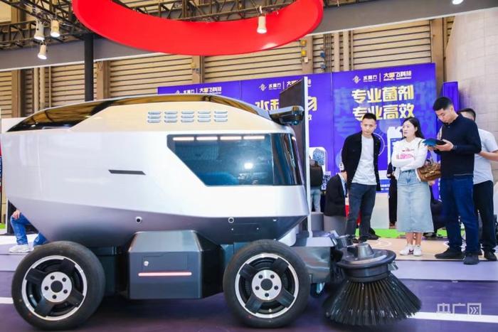 第25届中国环博会现场展示的无人清扫机器人 （央广网发 受访者供图）
