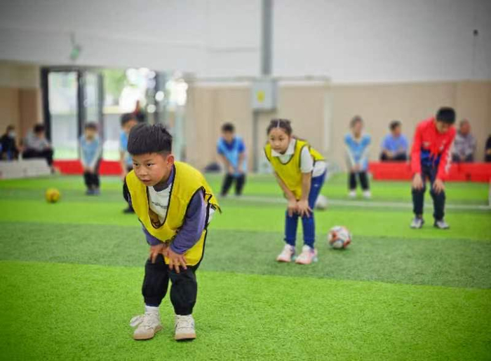 图为万松园路小学学生的足球课堂。（万松园路小学供图）