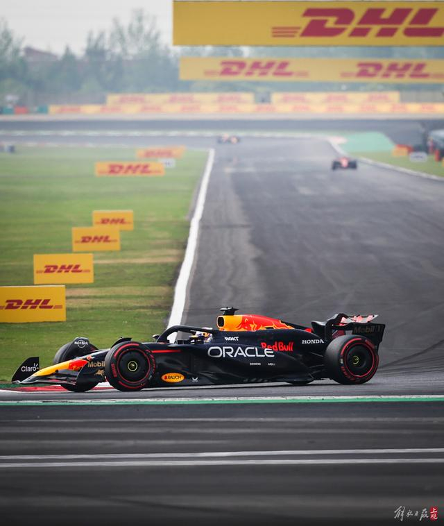 f1上海站第二个比赛日,观众玩起人浪