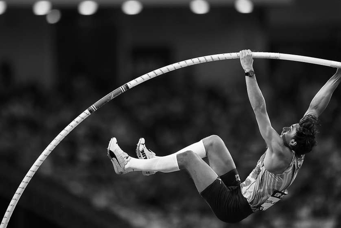 杜普兰蒂斯在比赛中。新华社供图