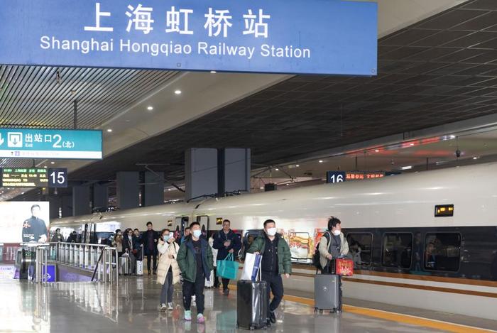 2月7日，旅客走进上海虹桥站站台准备乘车。新华社记者 王翔 摄