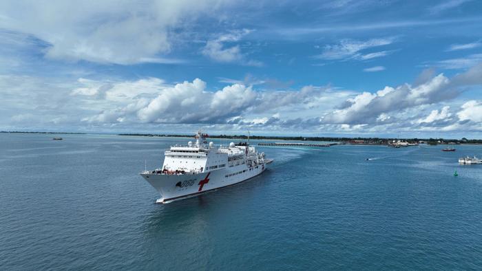 2023年7月22日，中国海军“和平方舟”号医院船结束对基里巴斯的访问驶离塔拉瓦港。新华社发（桂江波摄）
