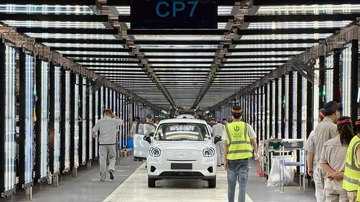 （零跑汽车生产线，财联社记者摄）