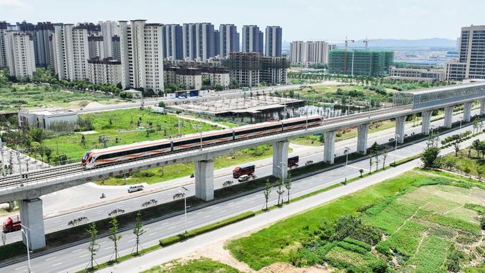 滁宁城际铁路列车驶过安徽省滁州市来安县境内（2023年6月28日摄，无人机照片）。
