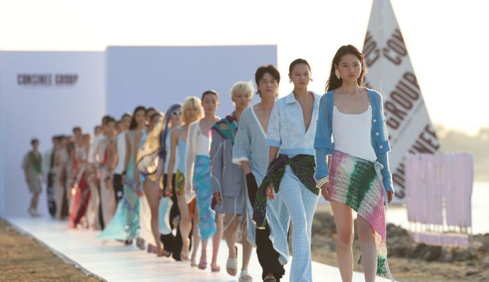   4月15日，在位于海口的消博会海边秀场，模特在展示时装作品。 新华社记者 杨冠宇 摄