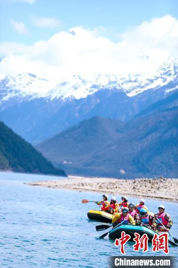 图为巴松措国际漂流公开赛现场。西藏自治区体育局供图