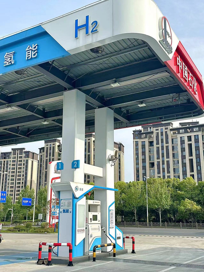 扬州渡江综合加能站的加氢桩。资料图片
