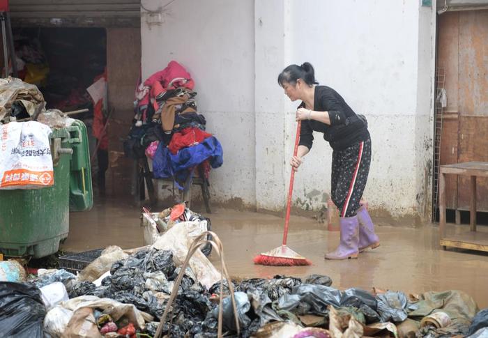 4月21日，急流事后，广东省韶关市武江区龙归镇的住户在清算路面。新华社记者 卢汉欣 摄