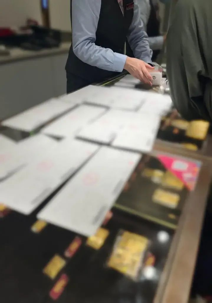 "秤已宕机",店员"手都哆嗦",买黄金的和卖黄金的都排起了长队