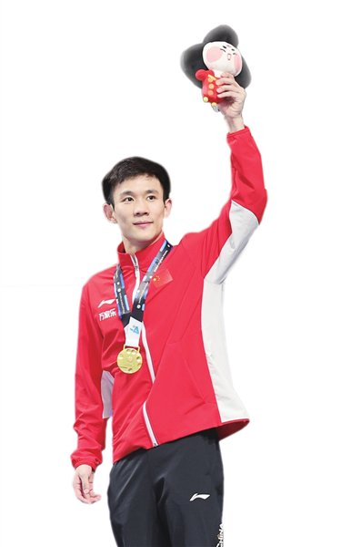 收获男子10米台冠军的陕西名将杨昊在颁奖仪式上。