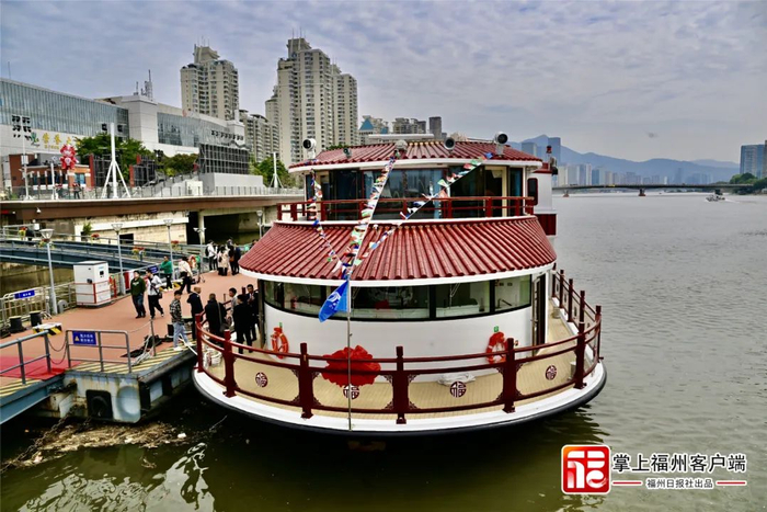 “闽江会客厅”纯电动客船在闽江首航。郑帅 摄