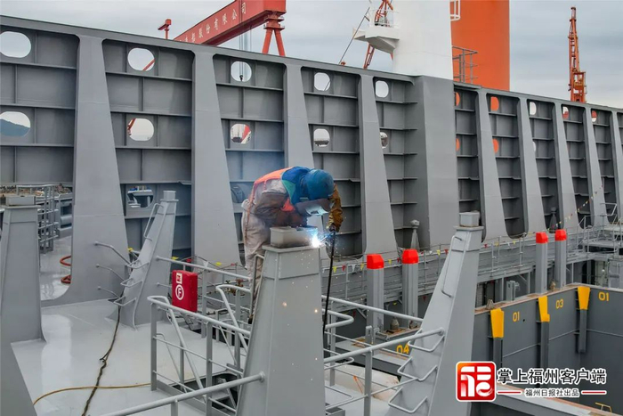 造船工人正在船上施工。林双伟 摄