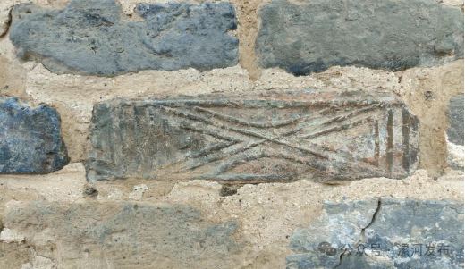 民居墙体上镶嵌的汉砖（资料图片）