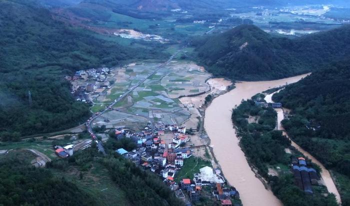 4月21日，洪水过境后的广东省韶关市武江区多田村。新华社记者 卢汉欣 摄