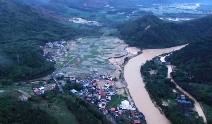 4月21日，急流过境后的广东省韶关市武江区多田村。新华社记者 卢汉欣 摄